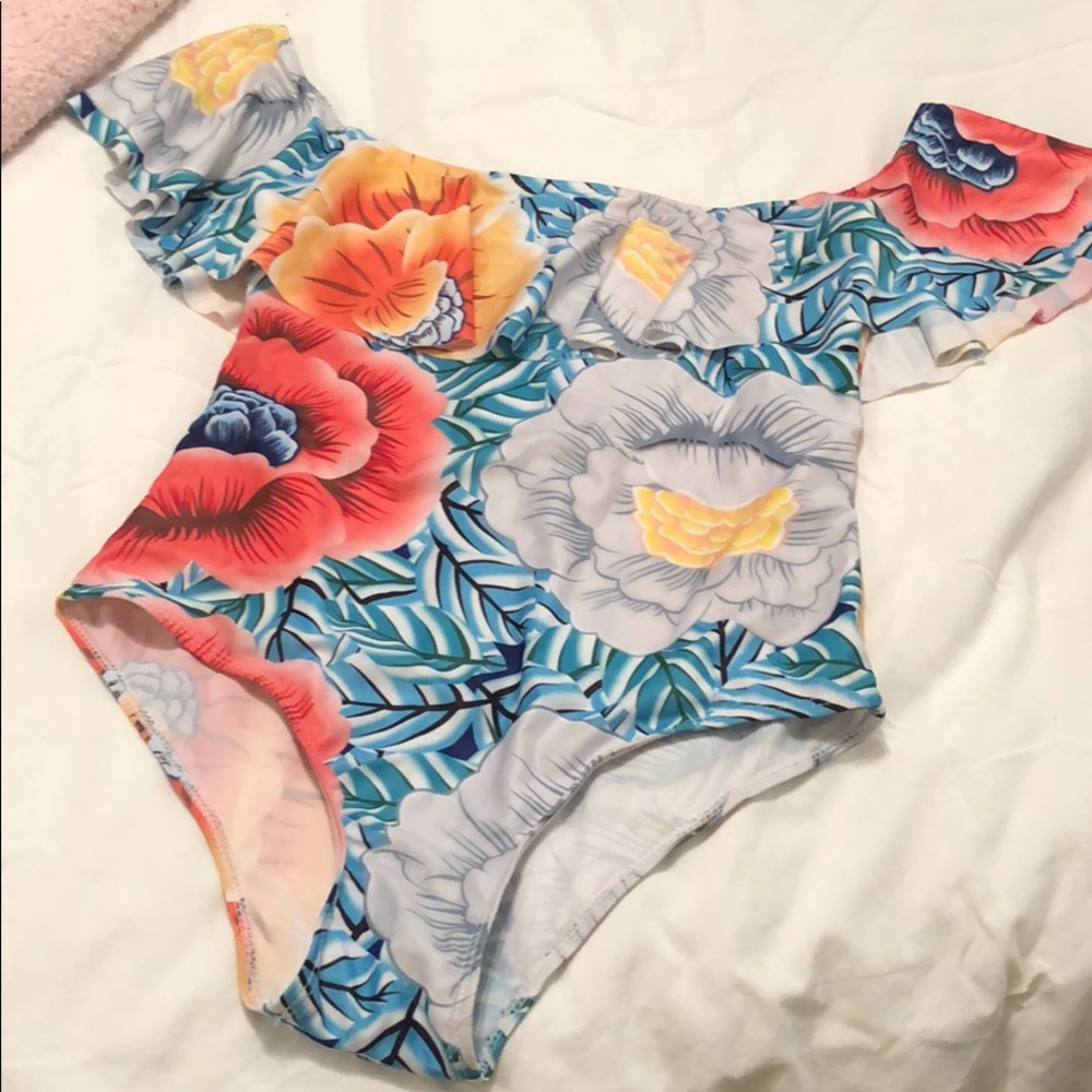 Super cute ruffle shoulder one piece Sz M